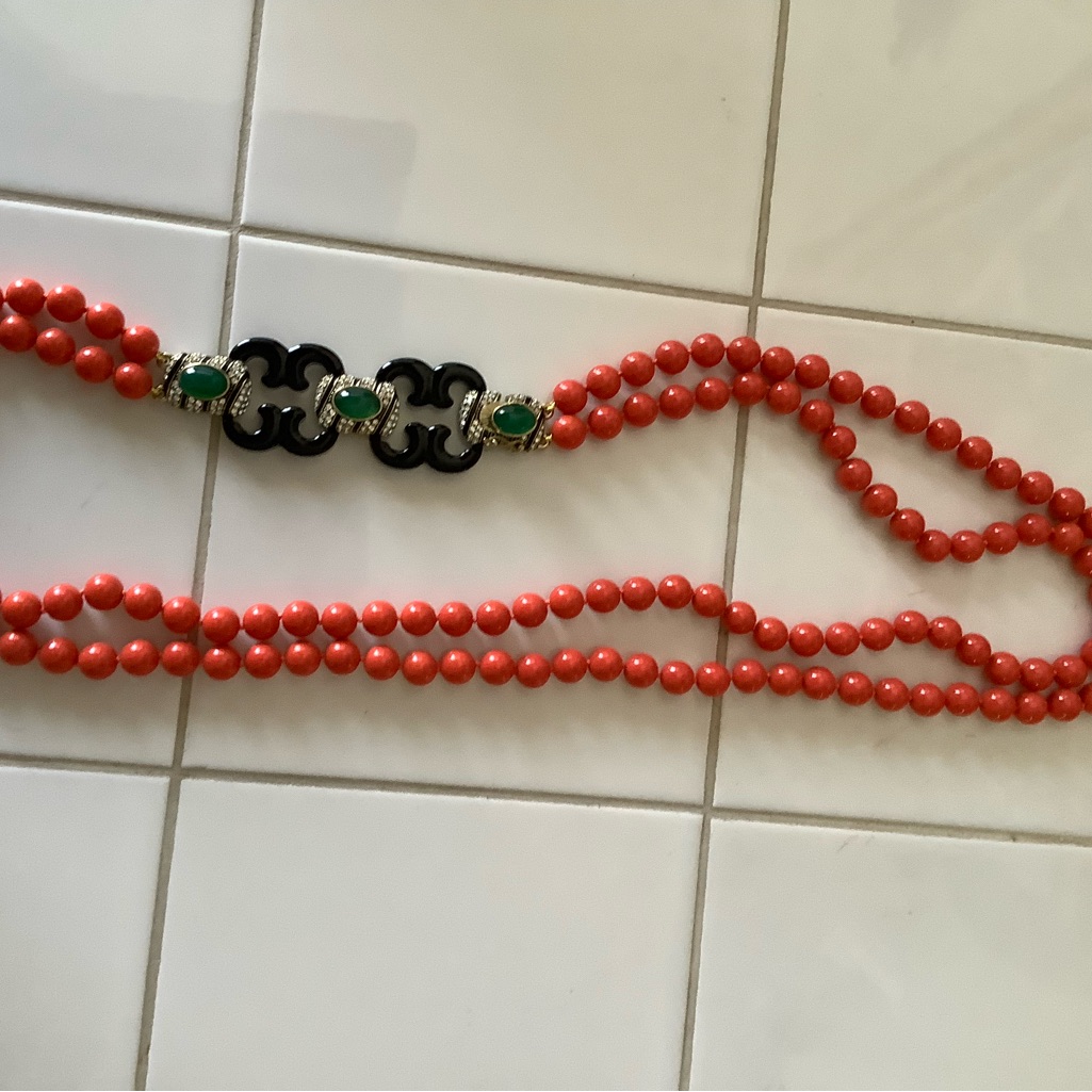 Heidi Daus Bold Coral And Black Necklace With Ornate Centerpiece 125$